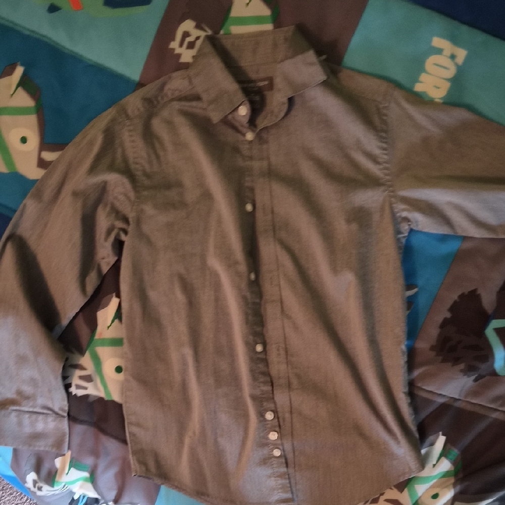 Men's Gray Button-Up Shirt